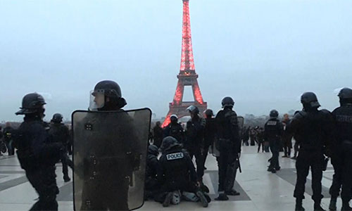 agentes de seguridad en París Francia refuerza la seguridad por la amenaza terrorista y los “chalecos amarillos”